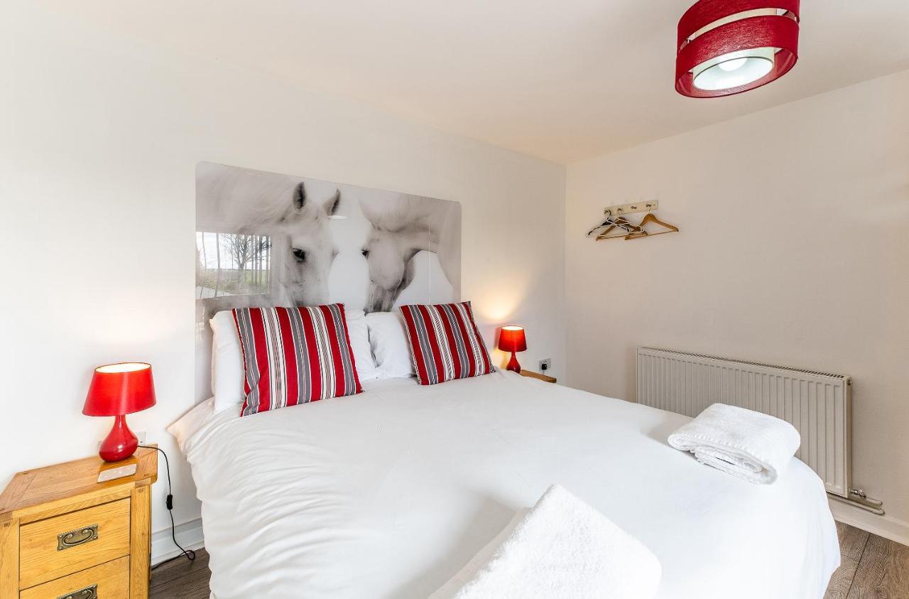 Fairview Farm Holiday Accommodation 14 Luxury Lodges, Cabins, Dog Friendly, Suitable For Couples, Families And Groups, Wedding Guests , Corporate Events, Sleeps 2-65 Guests In Ravenshead, Nottingham Near Sherwood Forest, Set In 88 Acres Bagian luar foto