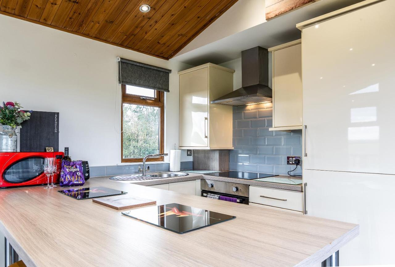 Fairview Farm Holiday Accommodation 14 Luxury Lodges, Cabins, Dog Friendly, Suitable For Couples, Families And Groups, Wedding Guests , Corporate Events, Sleeps 2-65 Guests In Ravenshead, Nottingham Near Sherwood Forest, Set In 88 Acres Bagian luar foto