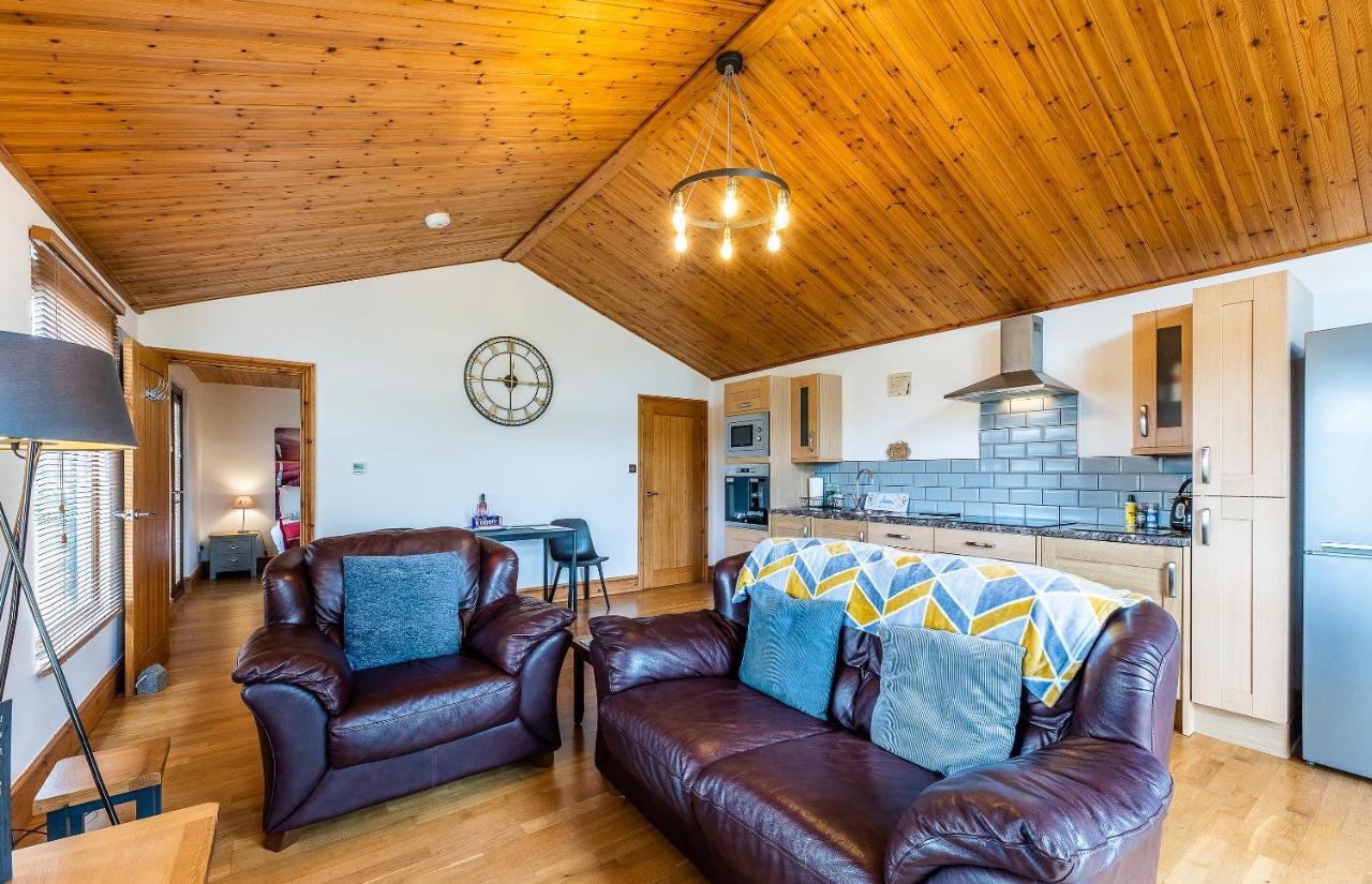 Fairview Farm Holiday Accommodation 14 Luxury Lodges, Cabins, Dog Friendly, Suitable For Couples, Families And Groups, Wedding Guests , Corporate Events, Sleeps 2-65 Guests In Ravenshead, Nottingham Near Sherwood Forest, Set In 88 Acres Bagian luar foto